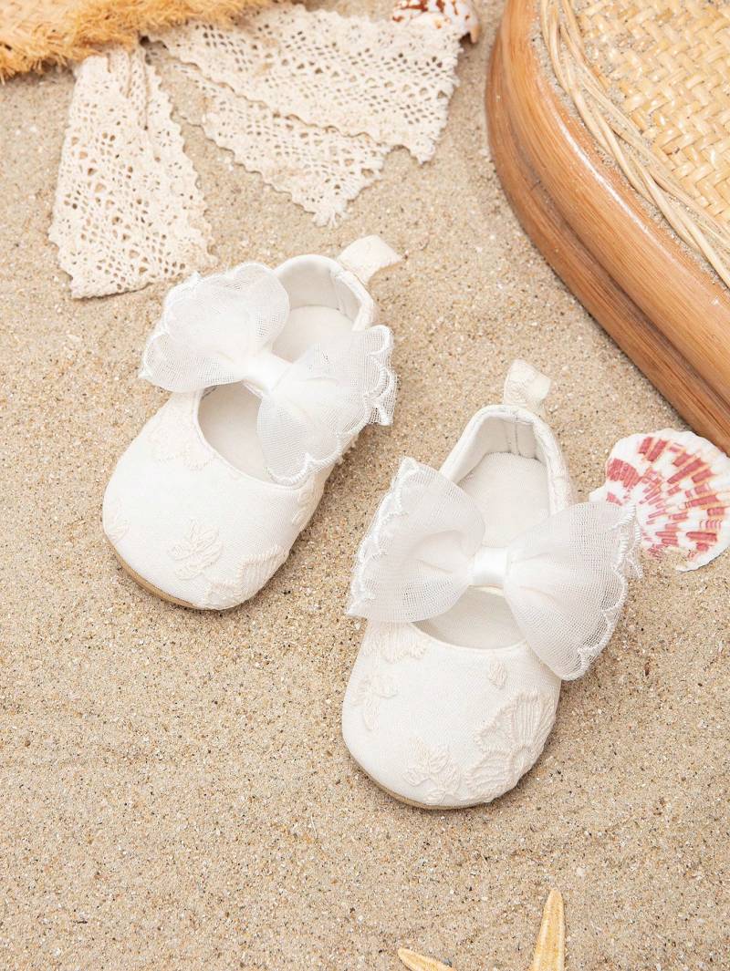 حذاء أطفال أبيض رقيق بتصميم دانتيل وفيونكة أنيقة 🎀👶